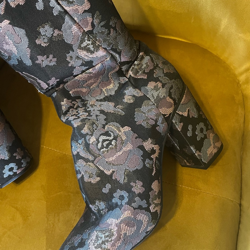 Jacquard Floral Boots - Picture 7 of 8